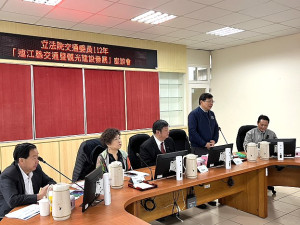 立院交通委員會、縣府、議會27日下午舉行交通暨觀光建設座談會,部長王國材指示相關單位協助執行縣府8項提案建設。(圖/文:馮紹夫)