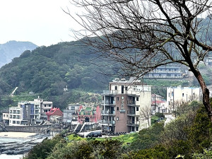　清明節連假又逢馬祖觀光旺季開鑼，北竿芹壁及橋仔兩大民宿村訂房滿滿。（圖／文：陳鵬雄）