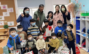 莒光鄉公所提前發送兒童節禮物,由鄉長陳樂禮親手發送至每個孩子手中。(圖/文:蔡夢玲)