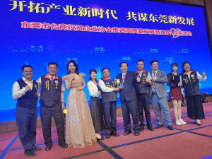 議長張永江受邀參加東莞市台商企業協會感恩活動,他在會中推廣馬祖高粱。(圖:連江縣議會)