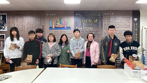 慶祝青年節及兒童節,莒光鄉民代表會特地準備小禮物致贈敬恆國中小大小朋友,祝福佳節愉快。(圖/文:宋幸儒)