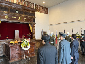 春祭國軍陣(公)亡將士祭典29日在珠螺軍人紀念園區舉行,由馬防部指揮官陳文星主祭,縣長劉增應、議長張永江等人陪祭。(圖/文:馮紹夫)