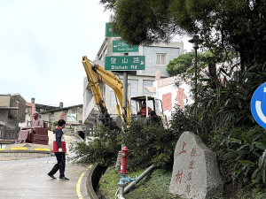 　北竿鄉公所展開全鄉主要道路行道樹修剪工作。（圖／文：陳鵬雄）