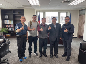 消防局長曹典鈺拜會台北市消防局長莫懷祖(中),雙方討論加強交流合作,提昇馬祖災害防救、緊急救護服務品質。(圖:連江縣消防局)
