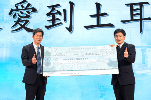 副縣長陳冠人、介壽國中小校長吳健忠進行捐款儀式,期盼藉這項善舉拋磚引玉。(圖:介壽國中小)