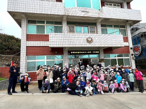 東引國中小校外教學前進警所,警方宣導校園安全防護觀念,寓教於樂。(圖:連江縣警察局)