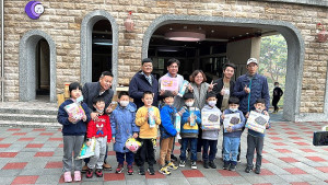 北竿鄉代會致贈塘岐國小各班兒童節禮物,校長陳功德代表學生表示感謝。(圖:北竿鄉代會)