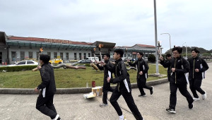全中運4月22日起在新竹縣舉行,大會聖火30日首站傳抵馬祖,教育處長王禮民代表迎接。(圖/文:馮紹夫)