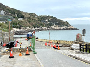 　環島北路截流系統地下管路更新，環島北路芹壁北面入口道路即起採局部管制施工。（圖／文：陳鵬雄）