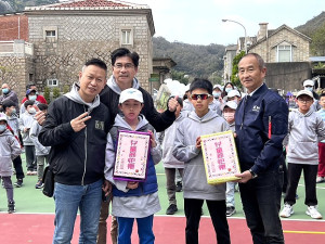 慶祝兒童節,北竿鄉公所致贈塘岐國小每人一本圖書。(圖/文:陳鵬雄)