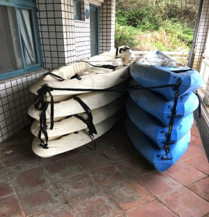 　中山國中一批報廢獨木舟標售，吸引3家廠商參與競標。（圖：中山國中提供）