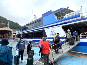 南北之星2號首航琅岐線,搭載294人開航,48分鐘即達琅岐;府會首長、立委與鄉親共同見證小三通航線服務提升。(圖:馮紹夫、縣府)