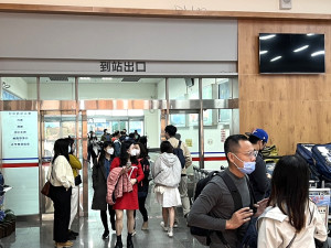 清明連假,返鄉民眾與觀光客擠滿海空交通,將近2千人入境馬祖。(圖/文:馮紹夫)