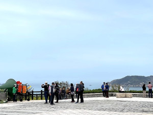 　連假第一天北竿海空入境遊客近5百人次，機場碼頭都是人潮。（圖／文：陳鵬雄）
