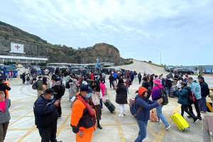清明連假第一天,東引中柱港迎來400多名旅客下船,是今年以來人數最多。(圖/文:陳其敏)