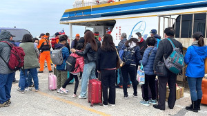 清明連假首日,西莒青帆碼頭出現休假人潮,鄉親把握難得的假期,全家大小出遊去。(圖/文:宋幸儒)