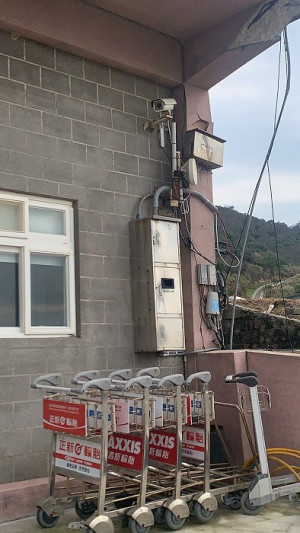 　東莒港務站監視器為猛澳該失竊住戶唯一有可能拍攝到的監視器。（圖／文：蔡夢玲）
