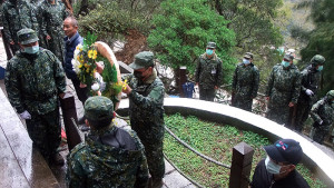 　大隊長代表獻花。（圖：何蕙圳）