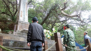 大隊長與地方代表敬悼先賢先烈。（圖：何蕙圳）