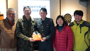 大隊長與晉任人員親友合影。(圖:馬武羣)