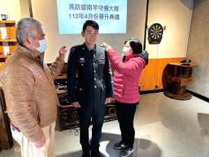 晉任人員寶眷親自為其掛階。(圖:馬武羣)