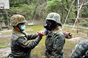 彈藥連幹部實施防毒面具測試。（圖：簡慈儒）