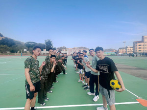 步二連官兵與海洋大學學生合影。(圖:楊子賢)