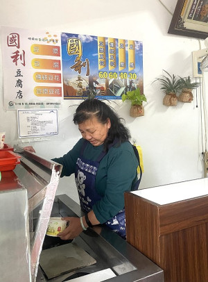 國利豆花店與清明連假同步開跑,上門客人絡繹不絕。(圖/文:蔡夢玲)