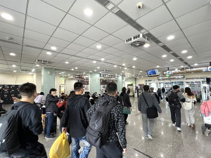 清明連假北竿橋仔港連續兩天出現大批往大坵遊客,2日南竿也有244人搭船前往大坵,人潮擠滿福澳港。(圖:陳鵬雄、馮紹夫)