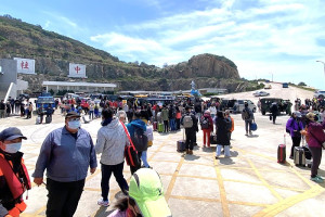 觀光人潮擋不住!清明連假第二天,東引又迎來大量遊客登島,其中還有不少年輕遊客結伴同行,一起完成嚮往很久的旅行。(圖/文:陳其敏)