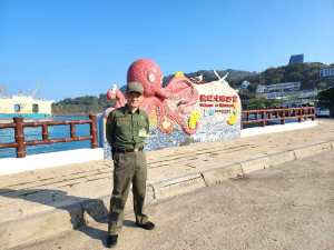 東莒旅台鄉親穿草綠裝遊西莒,名牌寫著劉德華,遊客及鄉親感到新奇,不禁會心一笑。(圖/文:宋幸儒)