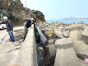 勝利堡旁防波堤又傳出火警,相關人員推測可能是有人亂丟菸蒂造成。(圖/文:馮紹夫)