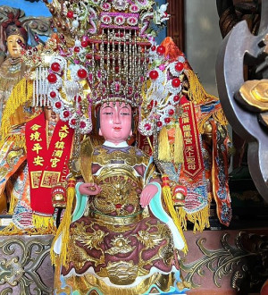 全港通公司從嘉義港口宮祈得媽祖分靈,神像暫安座馬港天后宮內,屆時請上新臺馬輪護佑平安。(圖/文:馮紹夫)