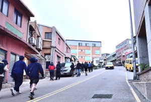　清明連假正式揭開東引的觀光季，過去幾天湧進東引的遊客人數超過千人，南澳地區的餐廳、民宿生意興隆。（圖／文：陳其敏）
