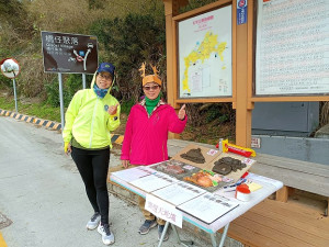 　橋仔在地雕塑藝術家連彩霖設計的4款天地爐，北竿硬地超馬期間在賽道上做喜愛度現場調研。（圖：連彩霖提供）