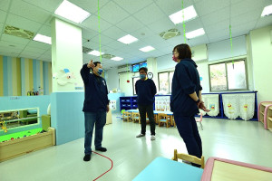 　東引鄉公共托育中心收托規模增至25人，議長張永江、鄉長林德建前往托育中心關心瞭解重新調整規劃後的環境空間。（圖／文：陳其敏）