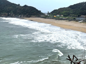 　受長浪影響，北竿坂里沙灘5日出現春天罕見的大浪。（圖／文：陳鵬雄）