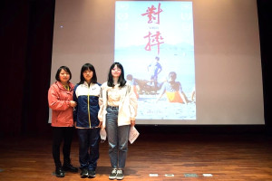 圖:玉婷媽媽(左一)從反對轉而支持女兒(中)的角力夢。