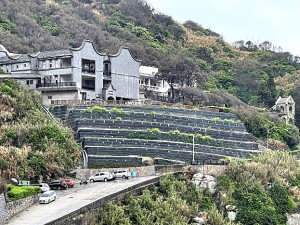 　中山國中下方生態擋土牆期待春雨挹注，逐步達到綠化目標降低對景觀衝擊。（圖／文：陳鵬雄）