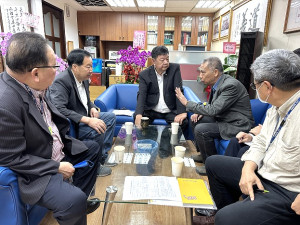 立法委員陳雪生、議長張永江邀請中油公司董事長李順欽協商解決南竿航空燃油專用油櫃問題,李順欽同意協助解決。(圖:立委陳雪生辦公室)