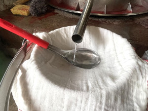 　白沙村王詩意每年春天都會製作地瓜燒，因做工繁瑣這項傳統工藝已近失傳。（圖／文：陳鵬雄）