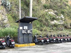 　2019年引進馬祖的eMoving電動機車據傳自去年底就停止營運至今。（圖／文：陳鵬雄）