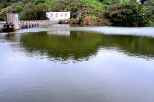 　在幾波春雨挹注下，東引東湧水庫已出現溢流，蓄水率是馬祖各島最高。（圖／文：陳其敏）
