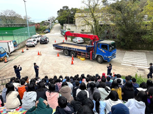 南竿警察所前進介壽國中小宣導大型車安全與內輪差,活動寓教於樂,讓學生學習交通安全知識。(圖:南竿警察所)