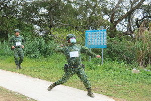 防空連官兵進行手榴彈投擲測驗。(圖:林耕禾)