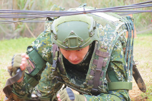防空連官兵執行戰鬥體適能測驗。(圖:林耕禾)