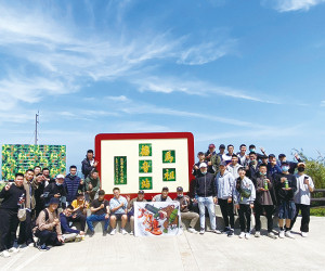訓員於馬祖播音站前合影。(圖:張玄德)