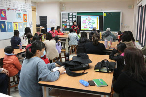 　許愛玲委員於仁愛國小進行視力保健宣導，讓家長及老師一同學習做好兒童視力保健。（圖／文：吳嘉榮）