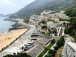 　2021年4月芹壁就出現人車滿滿的旅遊盛況，今年受疫情解封出國潮影響，離島國旅可能受衝擊。（圖：本報資料室）