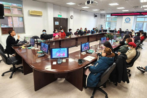 衛福局舉辦住宿式機構消防安全與緊急應變課程在職教育訓練,邀請消防局大隊長洪明全主講,提升第一線人員消防及應變能力。(圖:連江縣衛福局)